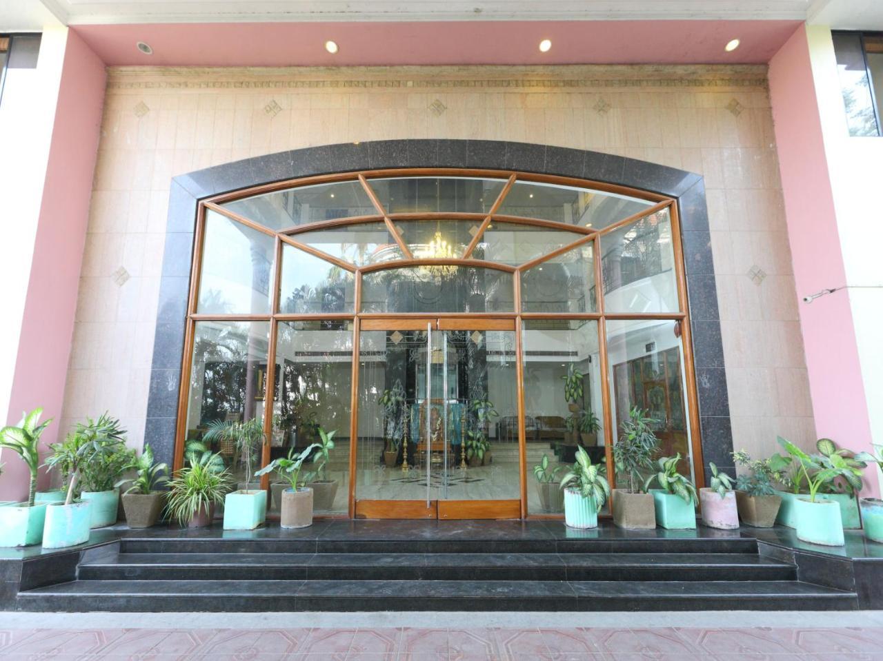 Oyo 1081 Hotel Sindhu International Tirupati Esterno foto