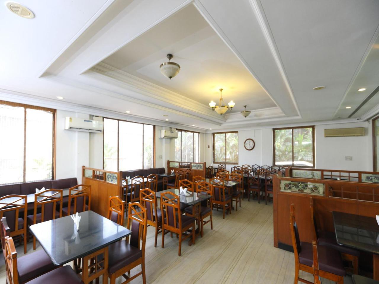Oyo 1081 Hotel Sindhu International Tirupati Esterno foto