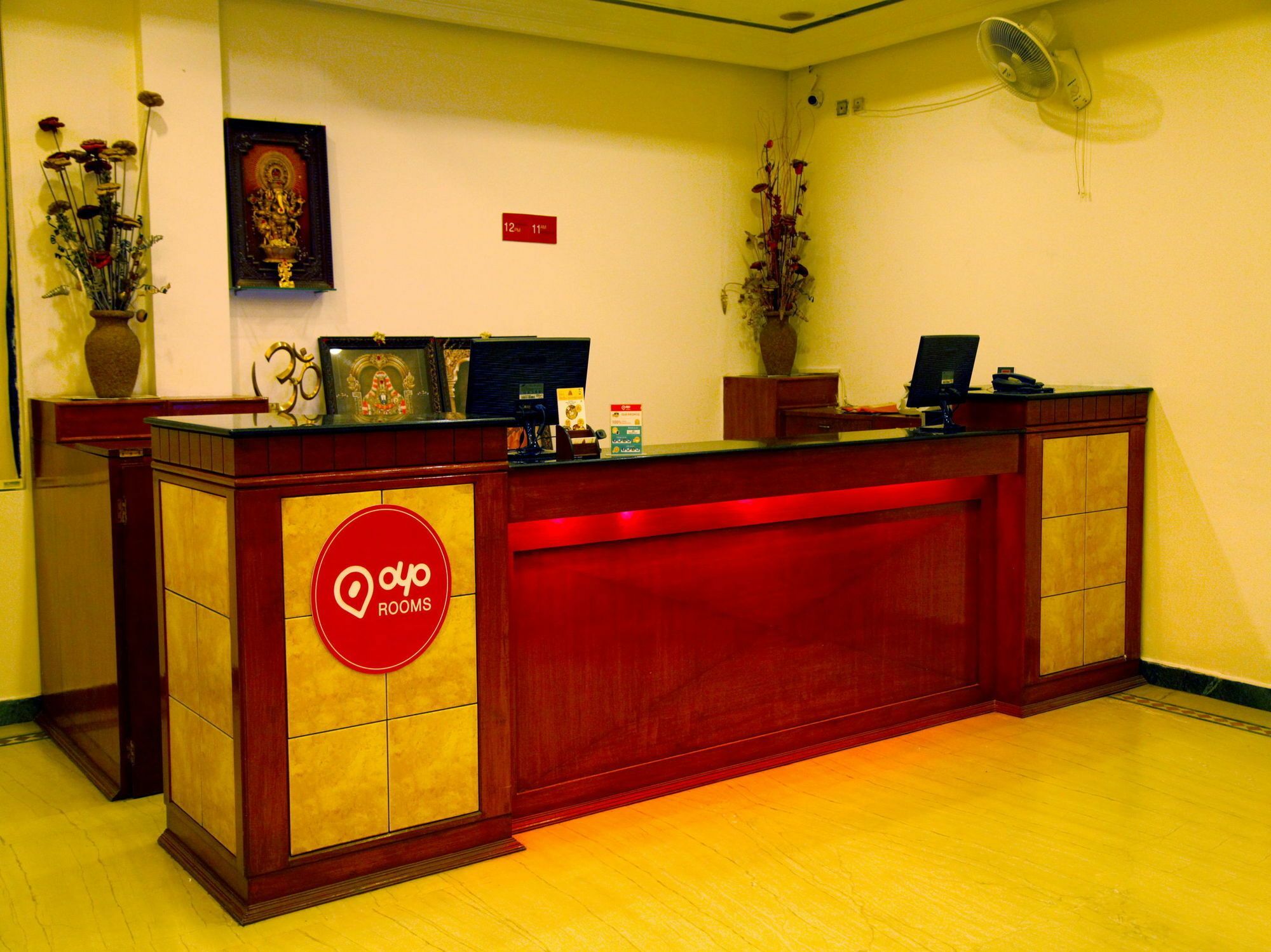 Oyo 1081 Hotel Sindhu International Tirupati Esterno foto